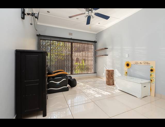 6 BEDROOM HOUSE FOR SALE IN FLAMWOOD